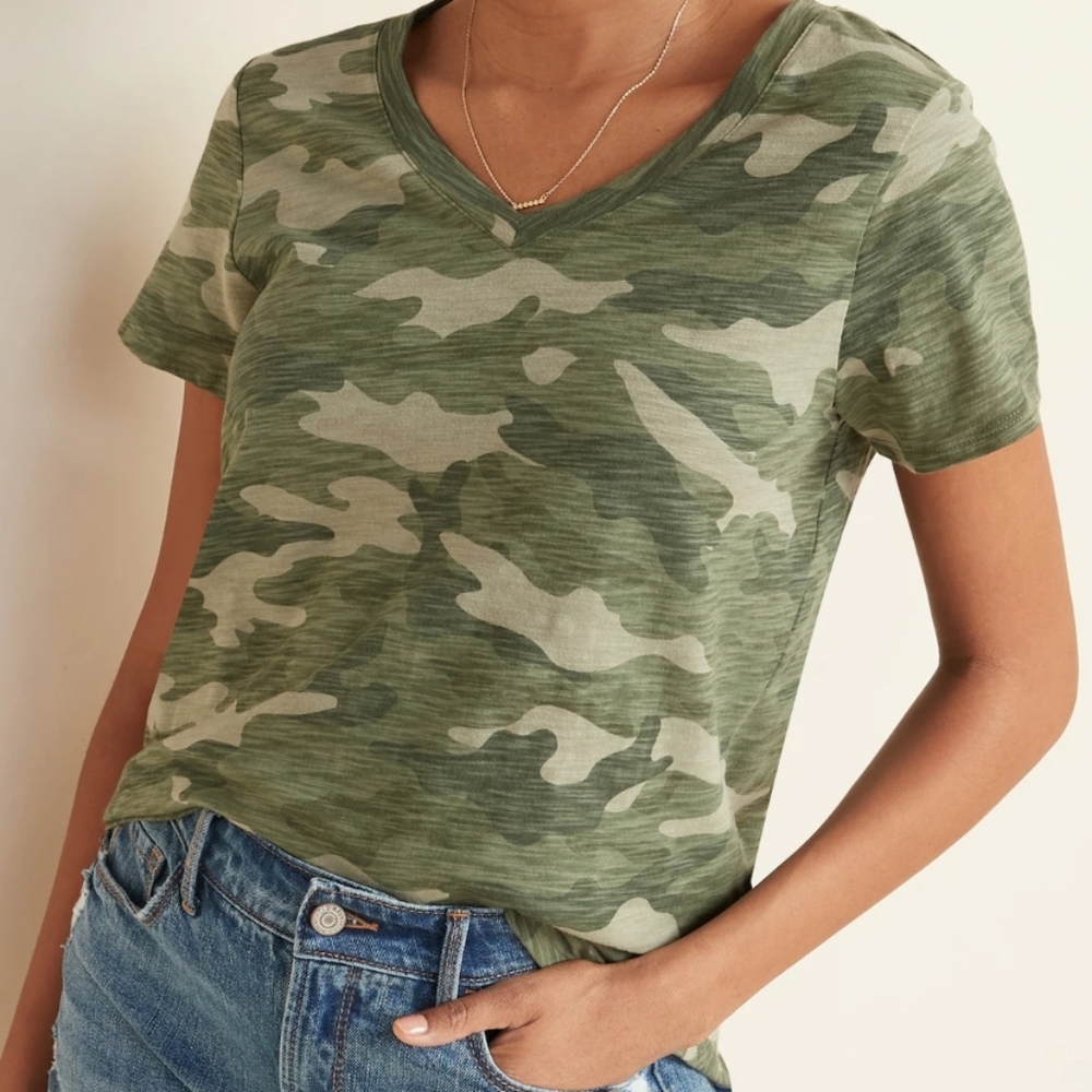 Green Camo V-neck T-hirt